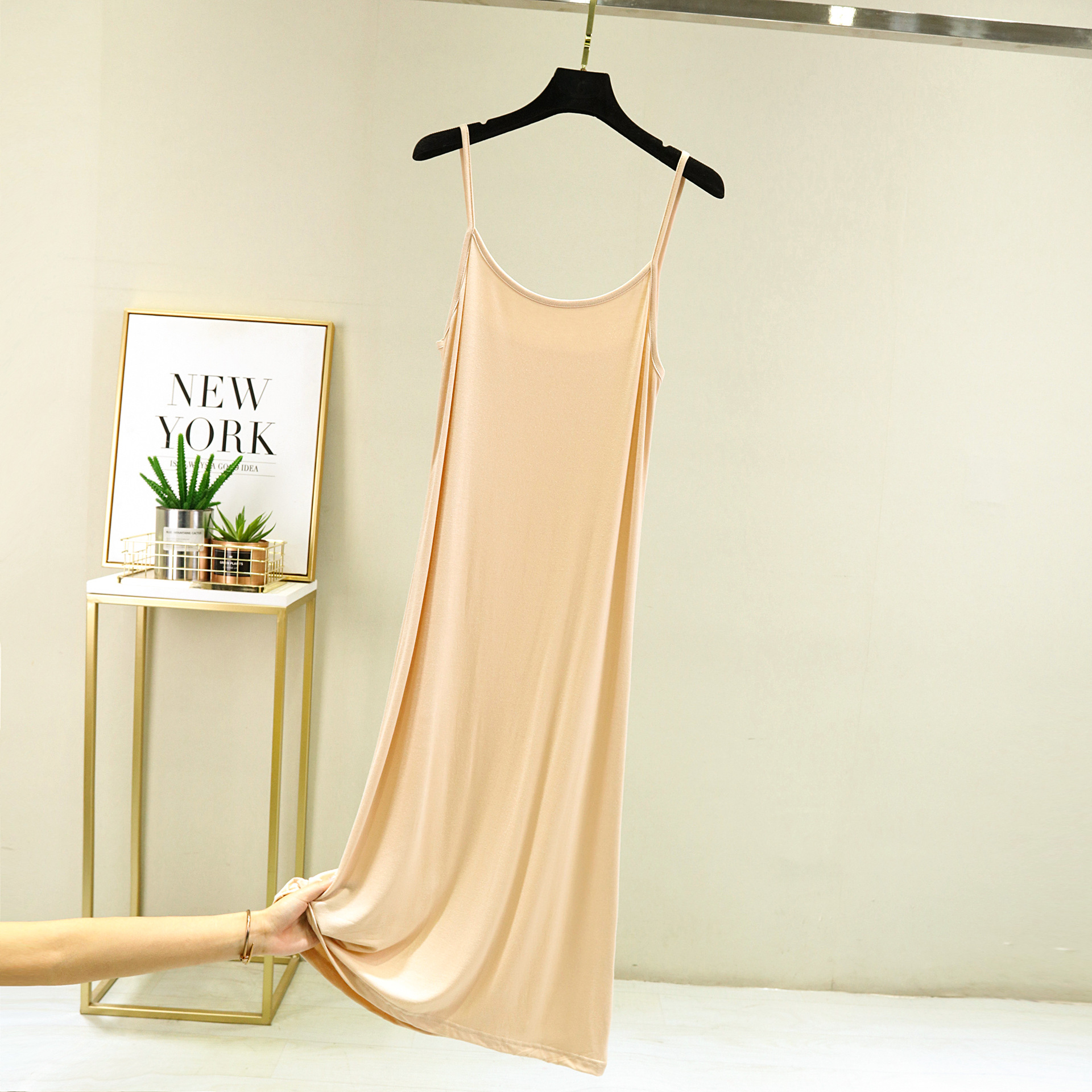 モーダルストラップのベストスカートの女性の夏の中には、袖なしのロングスカートの裏地が痩せている中長のワンピースがあります。