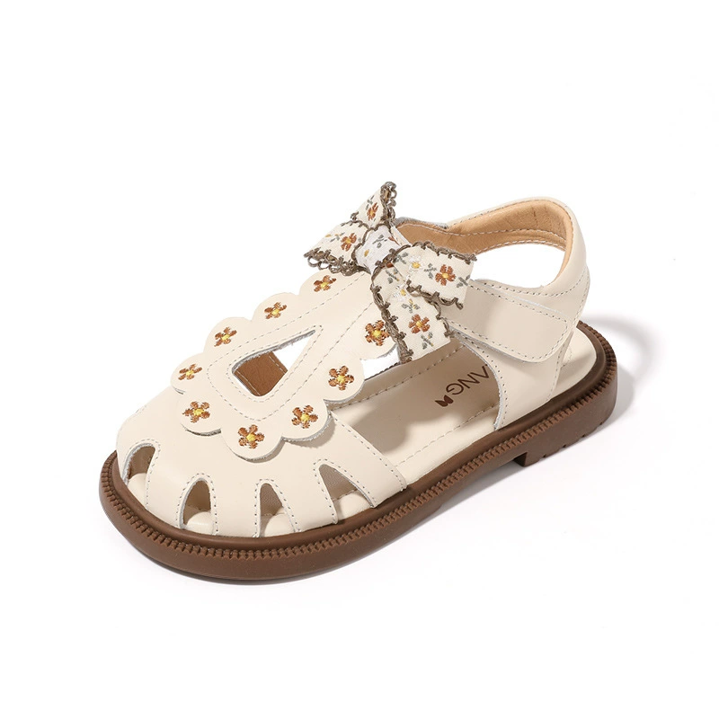 Детские босоножки для девочек, закрытый носок, принцесса, летний стиль 2025 года, мягкая подошва, модные, для старших девочек.