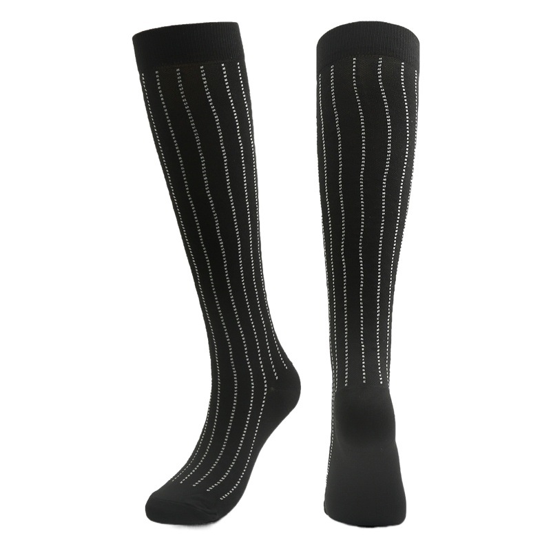 Calcetines de compresión de deportes al aire libre transfronterizos europeos y americanos en blanco y negro de moda para hombres y mujeres corriendo calcetines de compresión elástica en stock al por mayor