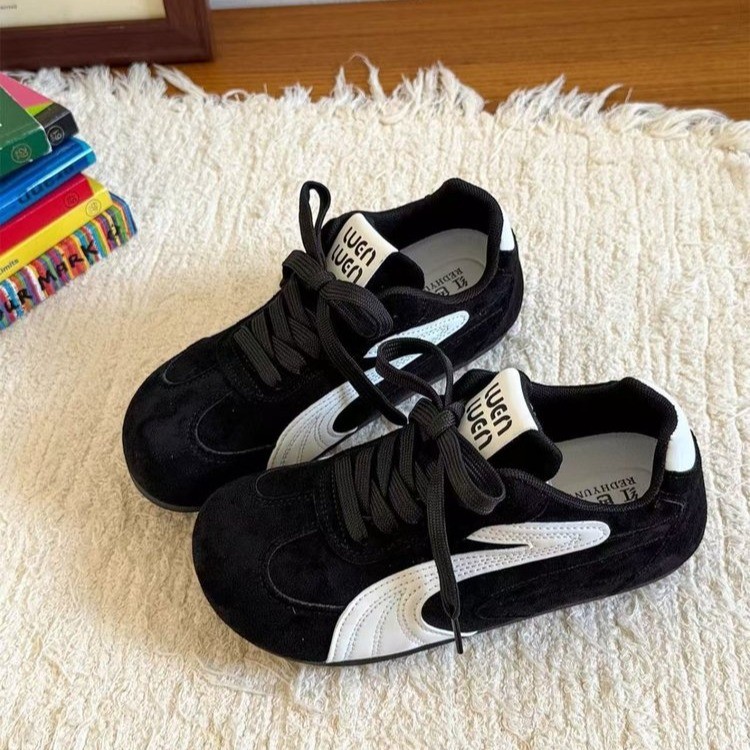 Hong Kong estilo retro negro zapatos de entrenamiento alemán para mujeres 2025 otoño nuevo deportivo de fondo plano universal casual ligero zapatos blancos para mujeres