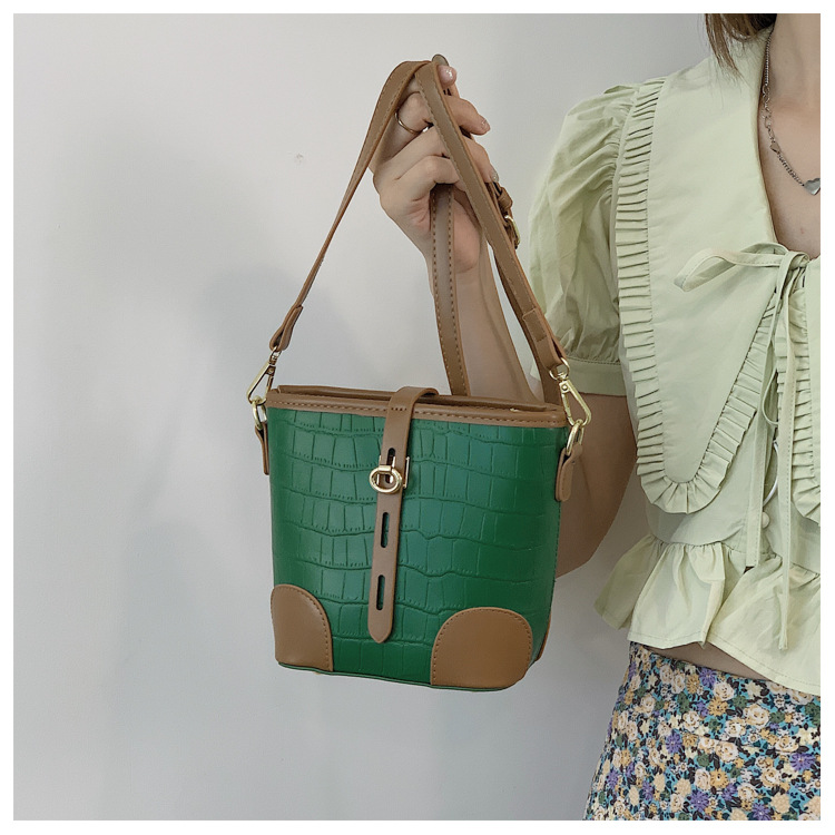 Nihaojewelry Fashion Texture Crocodile Pattern One-shoulder Messenger Bucket Bag Wholesale display picture 97