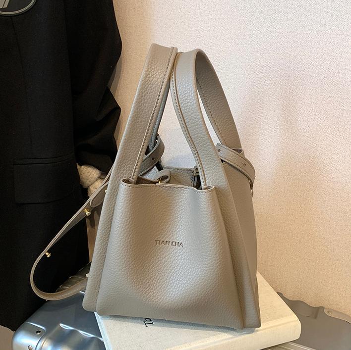 Bolso de cesta de verduras portátil más vendido transfronterizo para mujer 2025 nuevo bolso de mensajero versátil de alta gama bolso de cubo simple casual