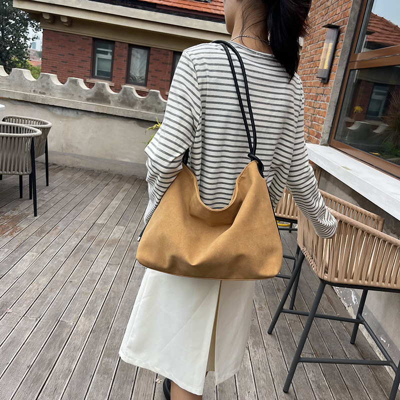 Bolsa retro esmerilada de gran capacidad 2024, nueva bolsa grande, bolsa de hombro popular de mujer, bolsa de brazo de viaje
