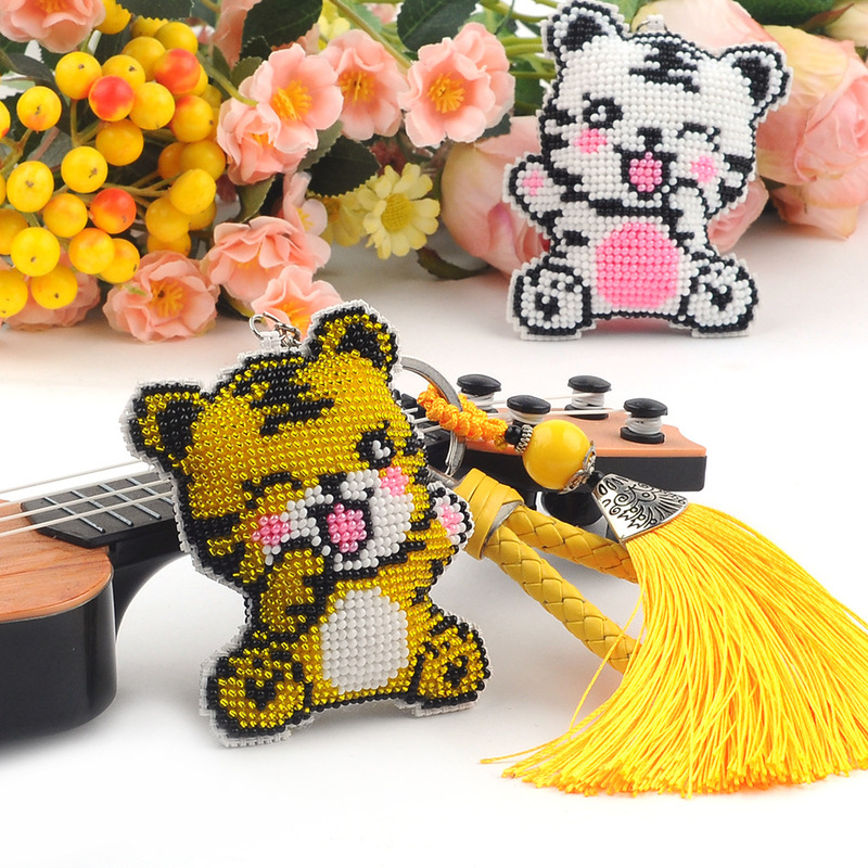 New Happy Tiger Yellow and White Double Color Couple Keychain Pendant Ping An Fu Full Beaded Key Ring Pendant Little Tiger