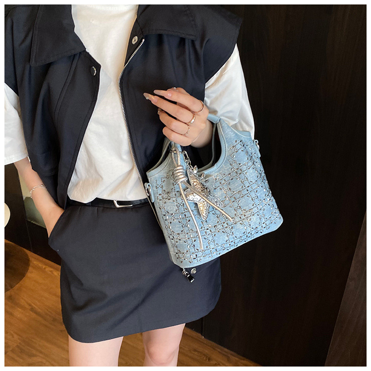A niche design, fashionable and versatile single-shoulder hand-carry commuter bag for women, a new summer 2025 simple crossbody bucket bag undefined