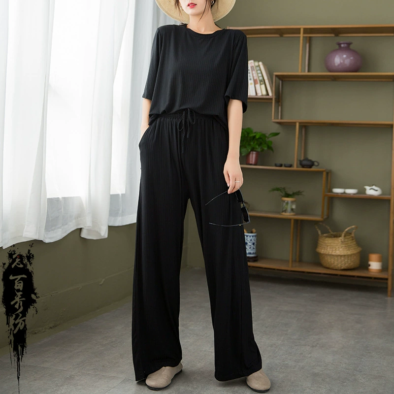 Новый осенний женский костюм: стильная плиссированная футболка с круглым вырезом и зауженные брюки на завязках, создающие иллюзию стройности.