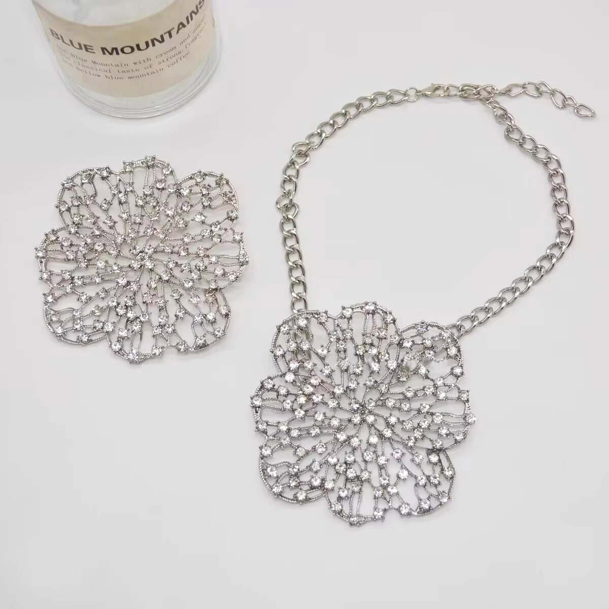 Fashion Full Diamond Hollow Flower Pendant Necklace Neck Chain Women Diamond Flower Metal Flower Niche Design Brooch Pin