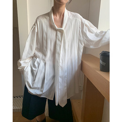 Wanwei フレンチ光沢プリーツシャツ女性のための 2025 春と秋の新しいデザインネックラインレースアップシャツ P1211