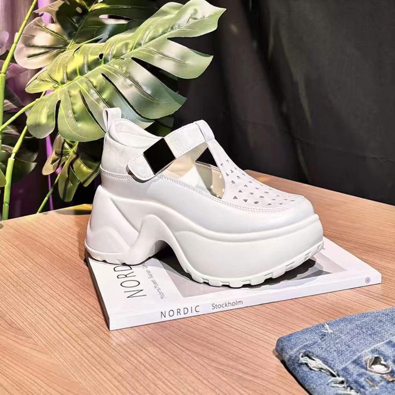 Explosión de sandalias casuales de suela gruesa para mujeres 2026 verano nuevo estilo de moda sandalias delgadas de suela gruesa no cansarse zapatos de pie único