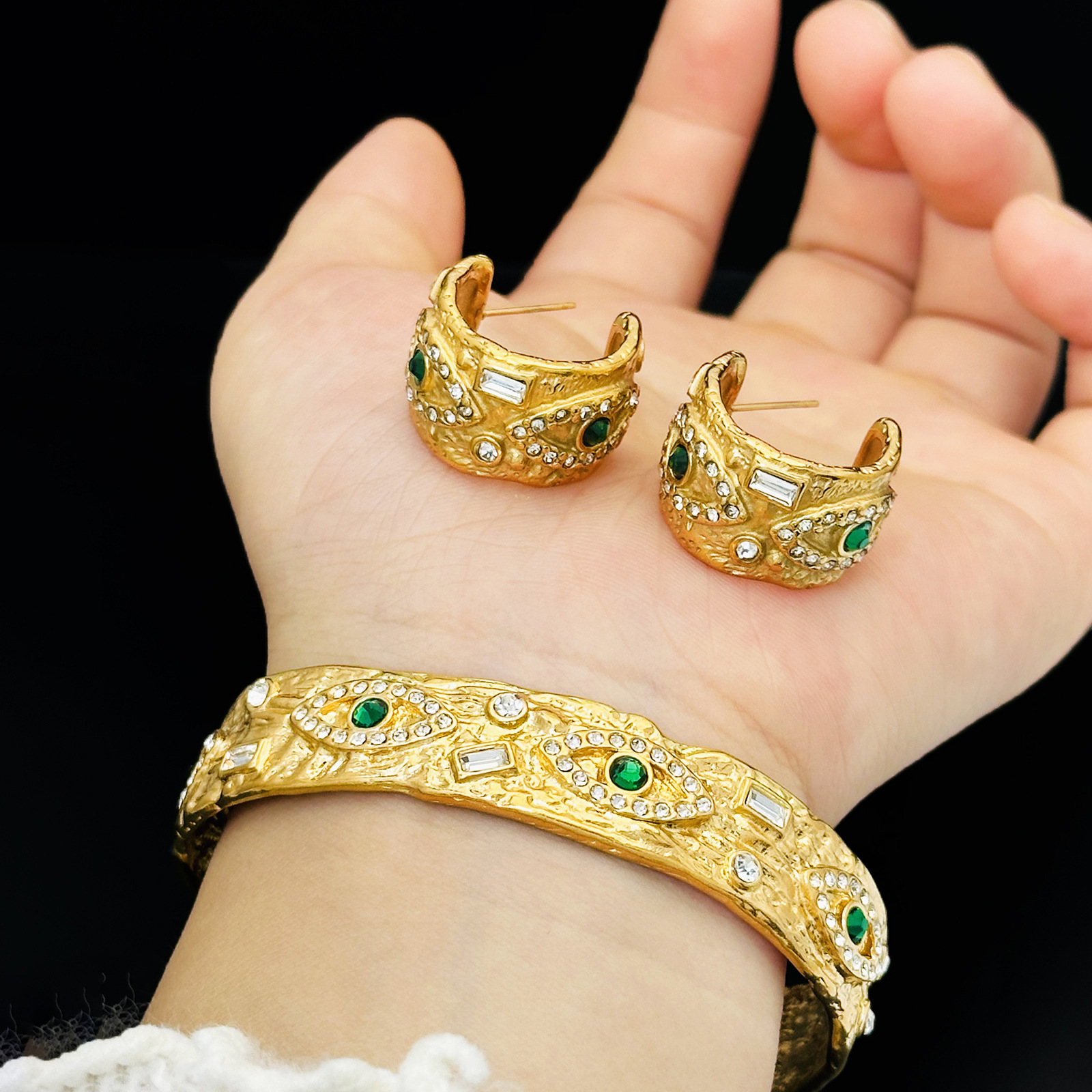 Textura retro europea y americana, ojos del diablo cuadrados no se desvanecen, pendientes ligeros de lujo abiertos, brazaletes de acero de aluminio, conjunto de joyas