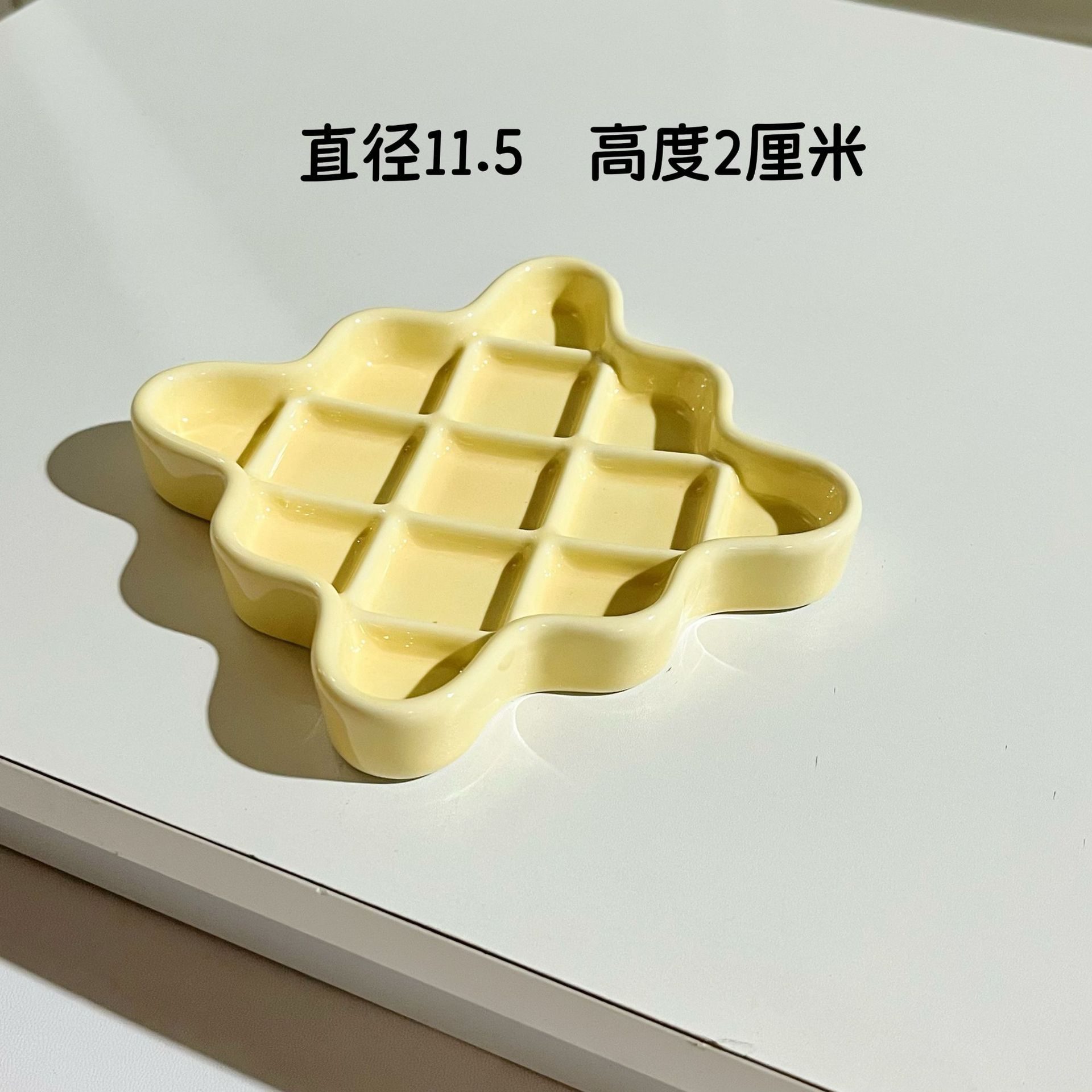 노란색 와플 슬로우 푸드 플레이트