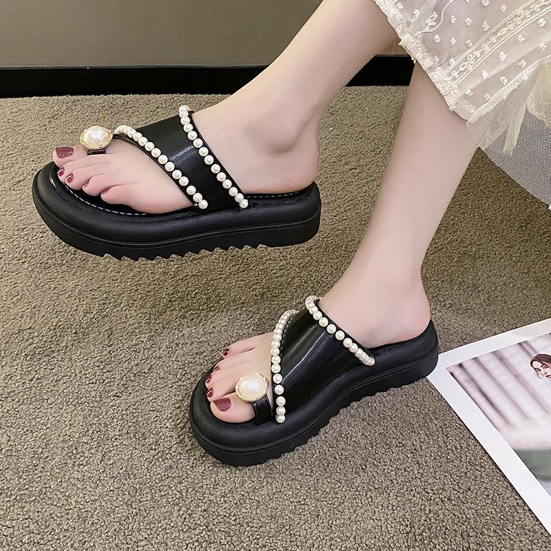 Kleine Duftende Wind Dicke Sohle für frauen 2024 Sommer Neue Mode Perle Schmuck Strand Schuhe Abdeckung Zehe Nach Außen tragen_voghion.com