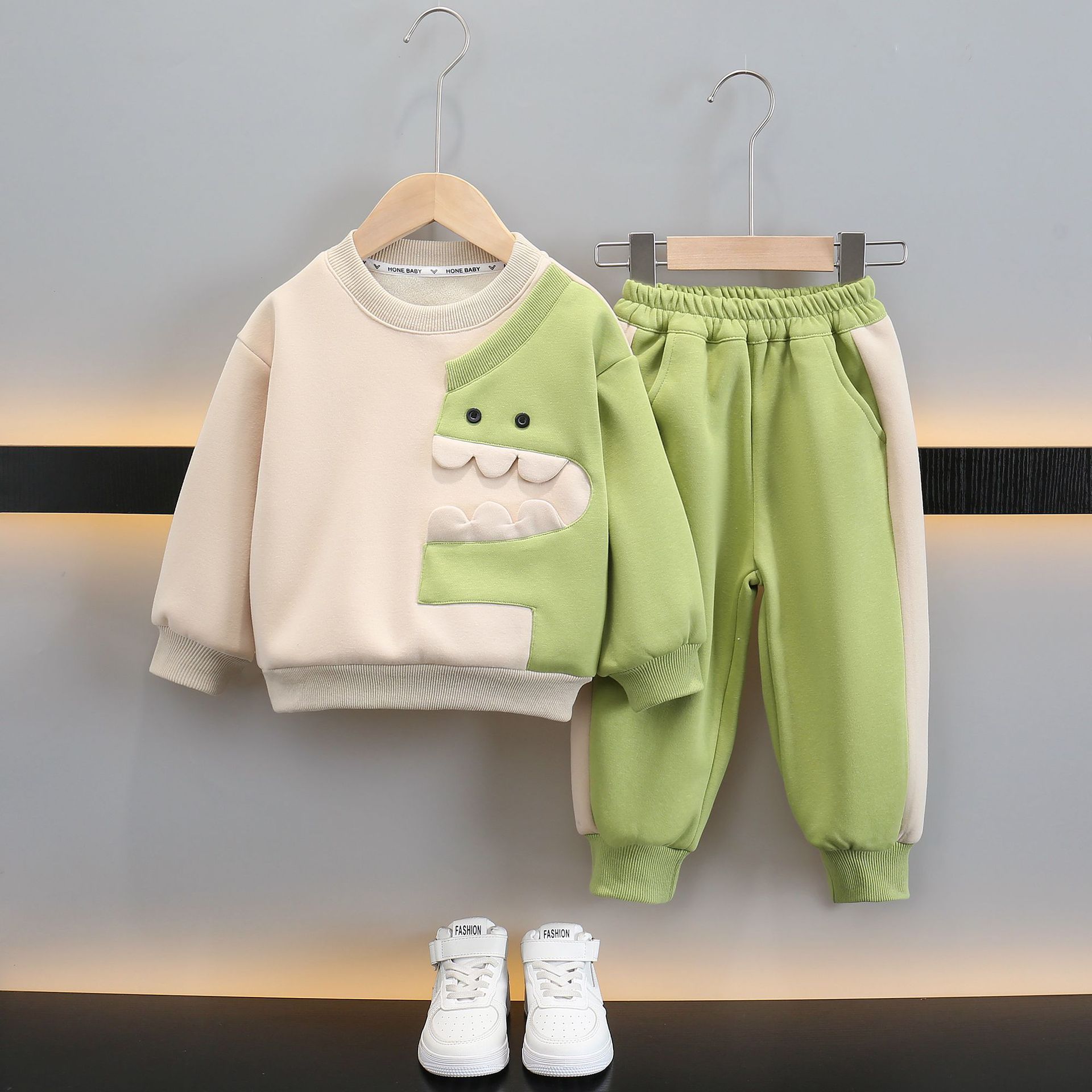 6357 Traje de otoño e invierno para niños 2025 Nuevo estilo para niños más ropa gruesa de terciopelo para hombres Suéter de invierno de dos piezas