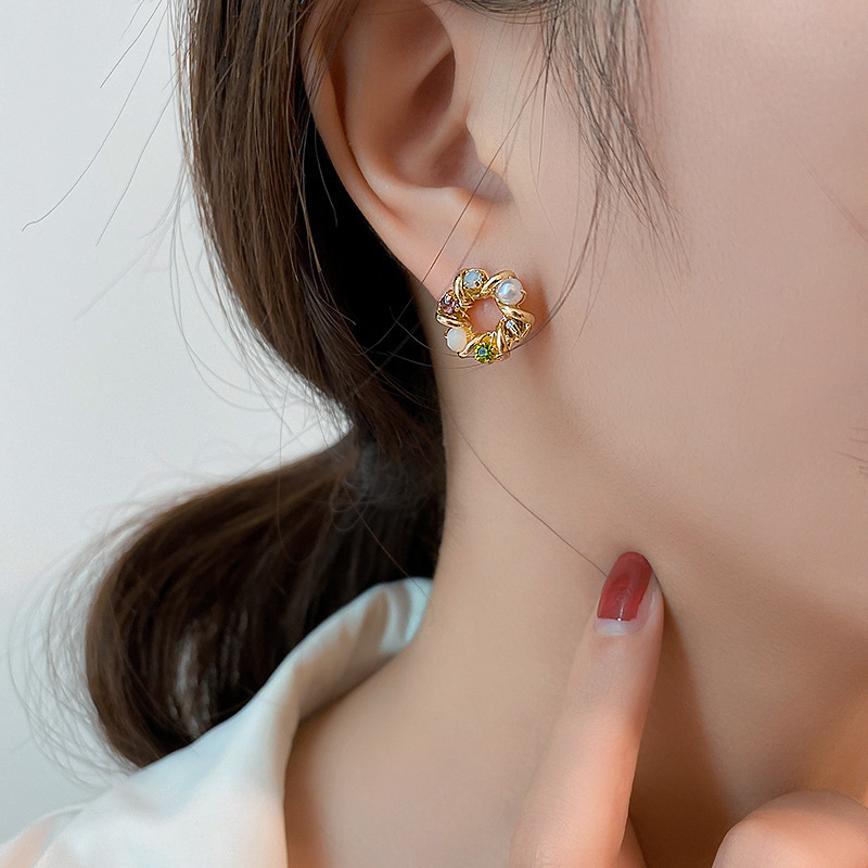 Fashion Pearl Flower Circle Earrings display picture 1
