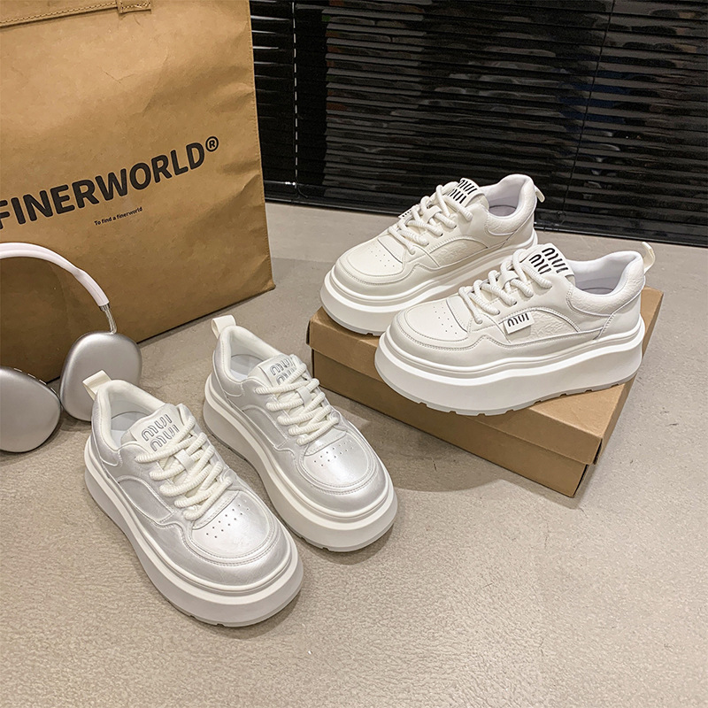 Muffin de cuero con suela gruesa zapatos blancos para mujeres zapatos de skate cómodos con suela suave de primavera 2025 nuevos zapatos casuales ligeros