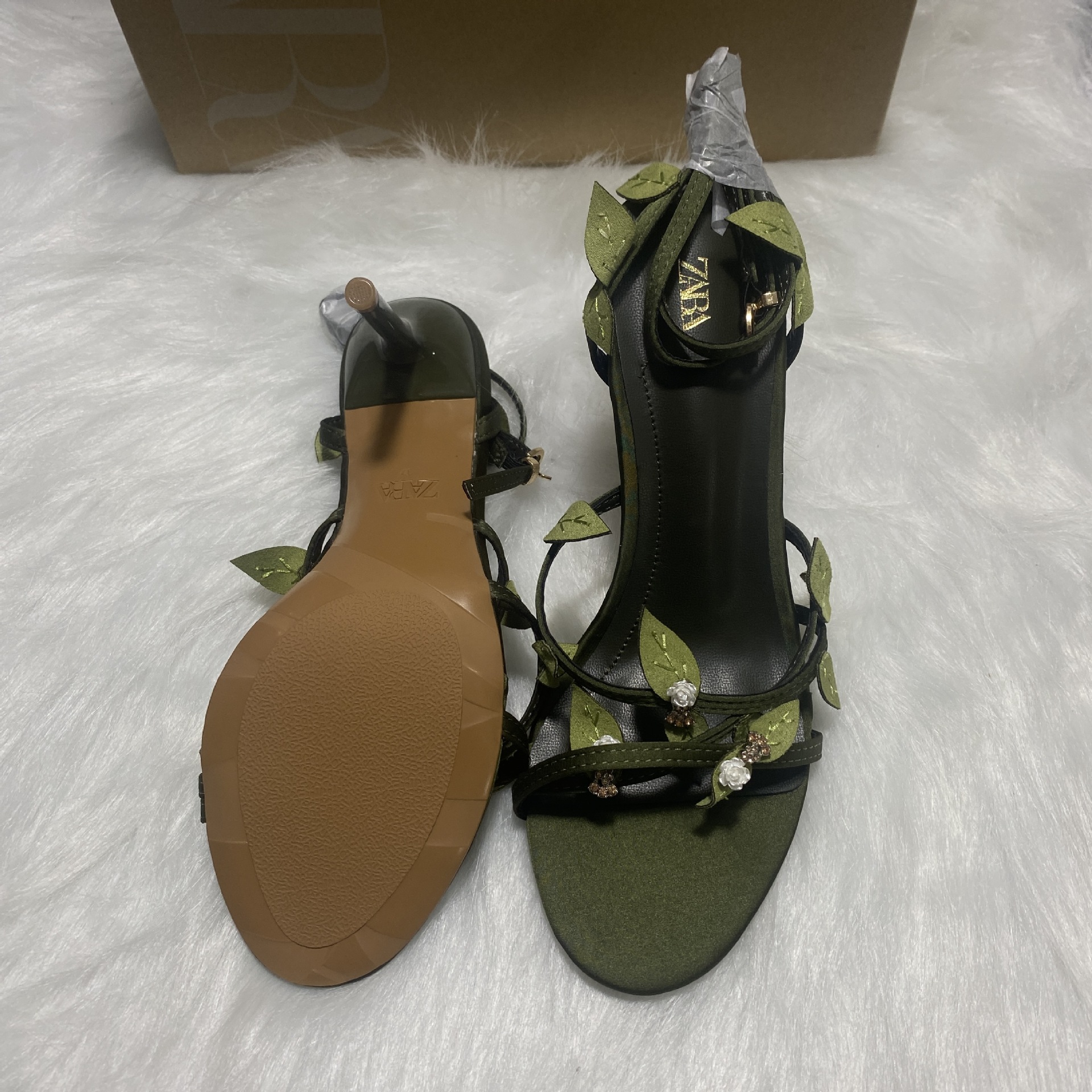 Manufacturer's new one-piece sandals for women, perfect for wearing on the outside with exposed toes and skirt, fairy style French style