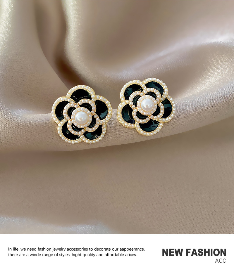 Einfache Mode Perlenblume Ohrringe Weibliche Nische Persönlichkeit Trend Legierung Ohrringe display picture 3