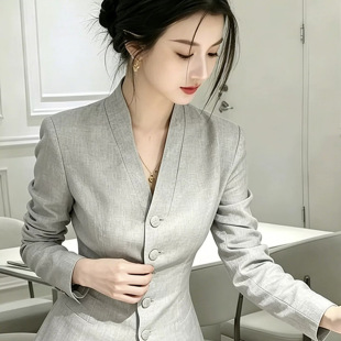 ��ɫ���b���bŮ������󴩴�һ���וr���������΢���Lѝ�ɼ���Ů