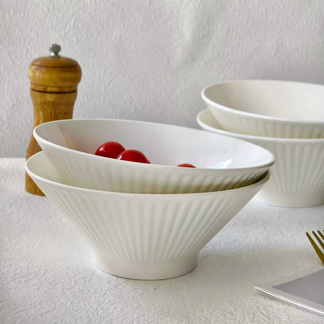 Миска для лапши (Yamada) 7 дюймов, подглазурная белая керамика, рифлёная