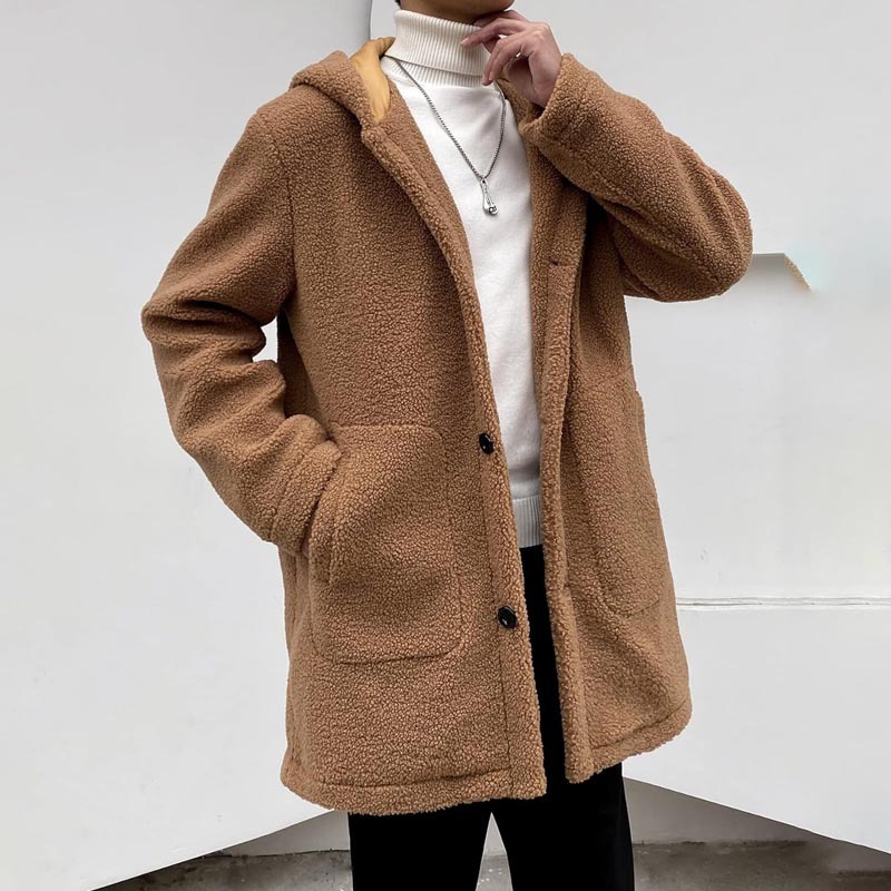Giacca in pelliccia di agnello con bottoni tinta unita con cappuccio autunno inverno 2024 abbigliamento maschile alla moda e di tendenza_voghion.com