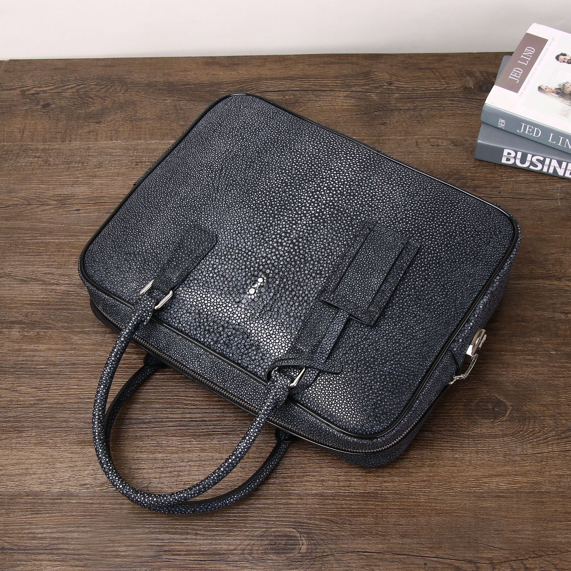 Cặp da nam nhiều ngăn đệm laptop họa tiết vân cá ngọc trai khóa mật mã chi tiết 3