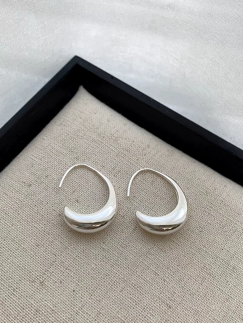 Small design brand earrings drop-shaped, European style, simple and elegant design, high-quality style
