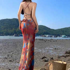 海边度假风趣味印花吊带连衣裙女夏季新款收腰显瘦性感露背长裙子