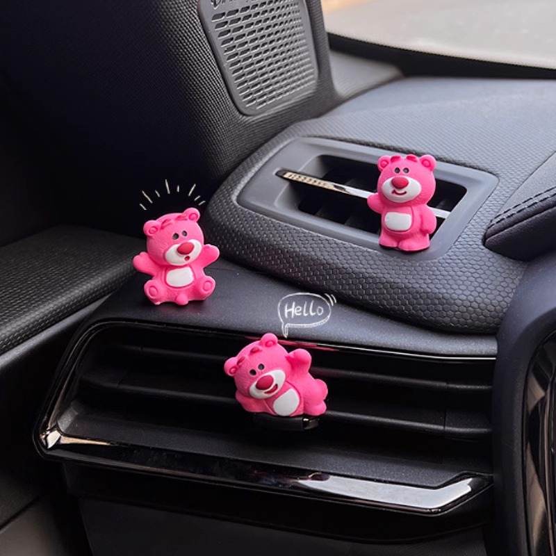 자동차 장식품 귀여운 딸기 곰 중앙 제어 화면 압축 작은 인형 자동차 액세서리 새로운 인터넷 빨간색 장식 장식품