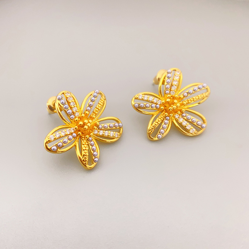 design brass earrings flower-shaped