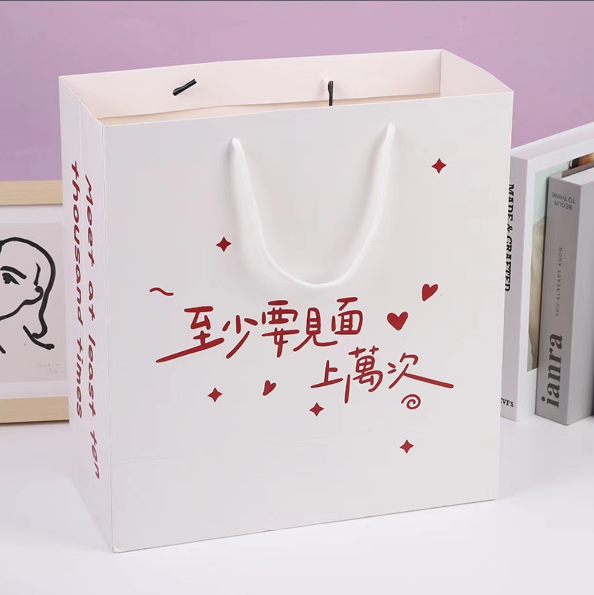 만날 적어도 만 번; 흰색 판지; 30*12*24cm