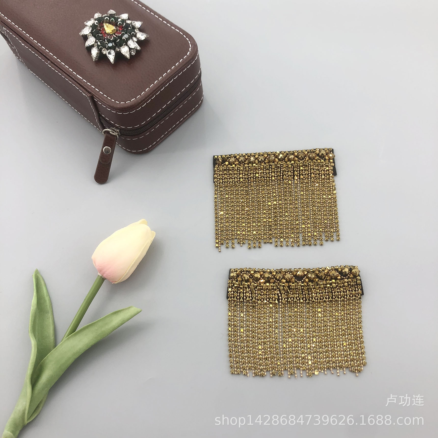 High-end exquisite small badge brooch gold-tone diamond chain Korean-style best-selling trendy factory large quantities of various clothing