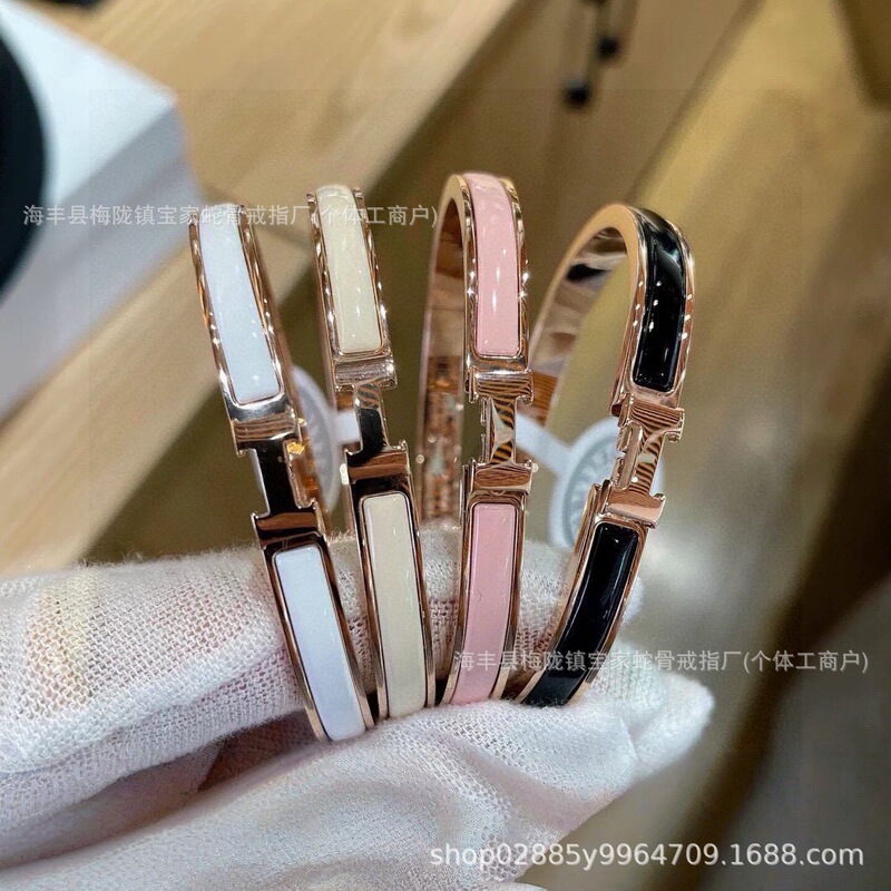 Aijia Wide and Narrow Version H Letter Bracelet, High-End Version Plated with 18K Rose Gold, Light Luxury, High-End Feel, Versatile Colorful Letter Bracelet
