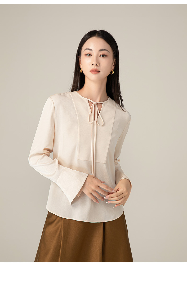 Áo sơ mi cổ V phối nơ Xingge kiểu Pháp, chất liệu satin acetate mềm mại, dáng suôn tôn dáng — Gạo Sâm banh chi tiết 22
