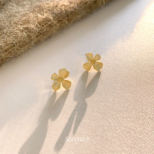 Gentle Gardenia Flower Earrings for Women - Simple, Versatile, Fashionable S925 Silver Hoop Earrings - Ins Inspired, Unique Design, Trendy Accessory