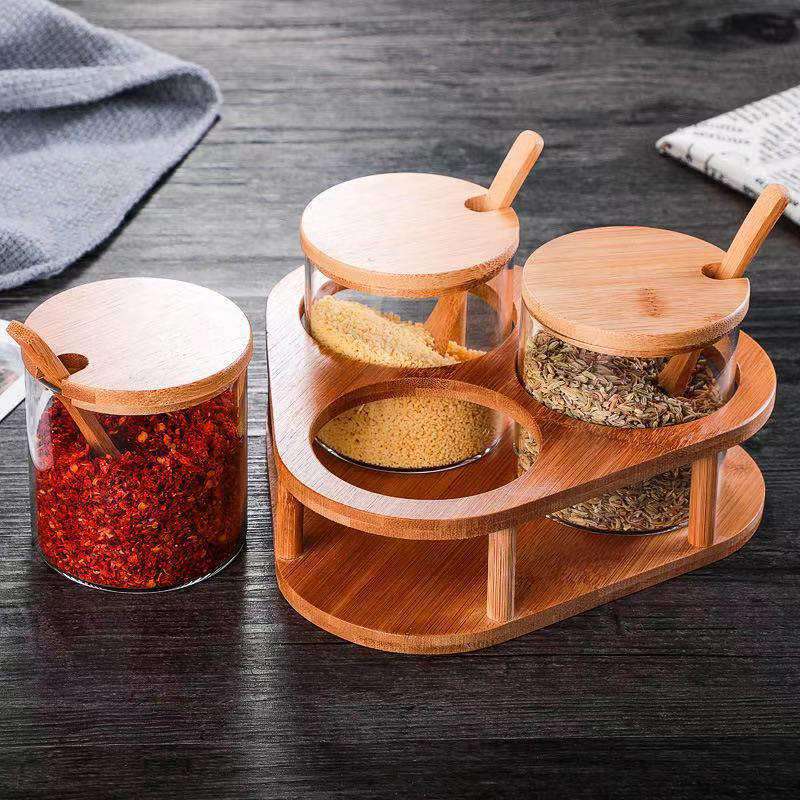 Condimento de cocina de vidrio de alto silicio de silicio con recipiente de condimentos triangular con base de bambú con cubierta de madera con cuchara de madera