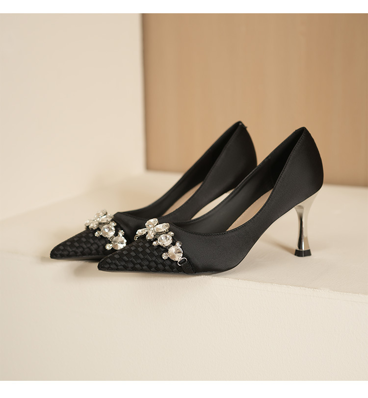 7666-5 Escarpins ultra hauts à motif écossais en cristal de style coréen, décolletés sur les côtés, ornés de perles et de métal._voghion.com