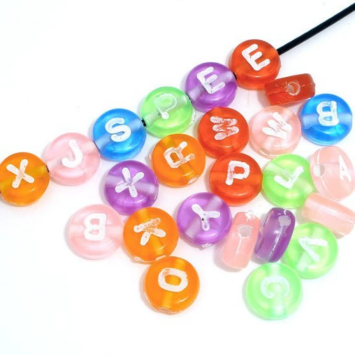 Заводская прямая поставка (одна буква) случайный смешанный цвет прозрачная выгравированная английская буква акриловые бусы оптом