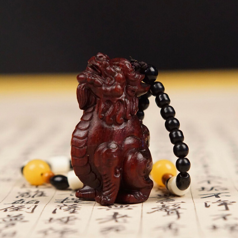紫檀木の彫刻は壺の福袋を手にして、手にします。|undefined