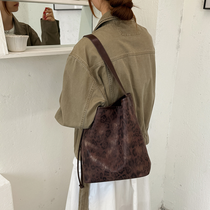 Stylish tote bag, 2026 autumn new collection, minimalist and trendy retro shoulder bag, large capacity, suitable for commuting, women's handbag