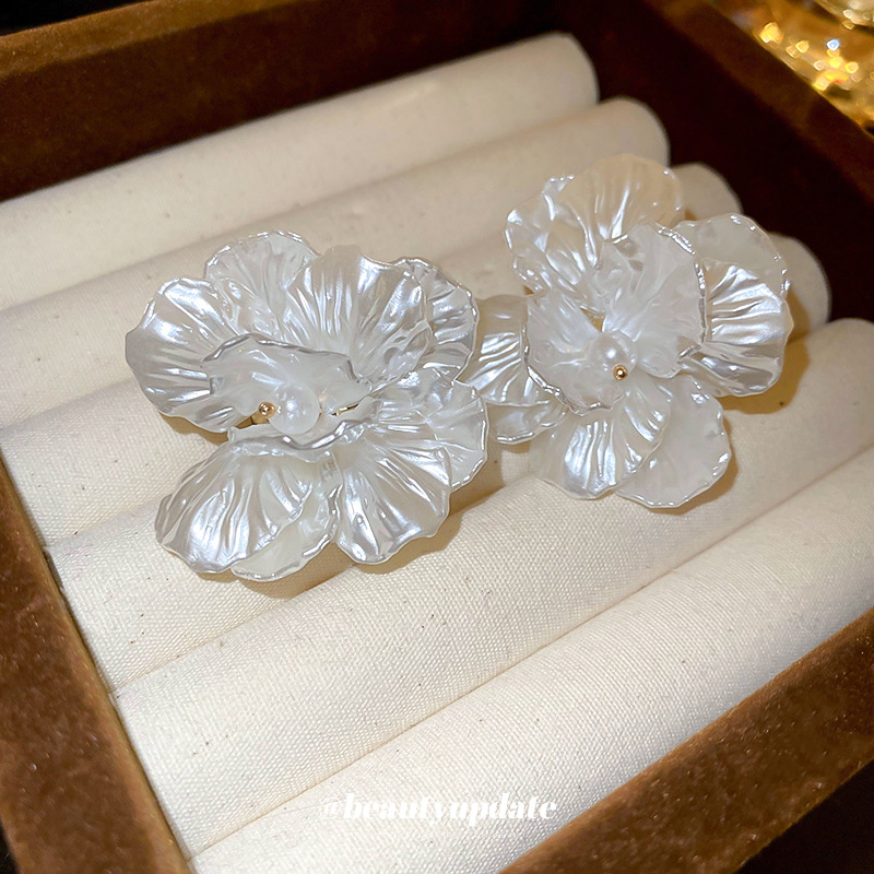 Pendientes tejidos de flores de concha de aguja de plata Pendientes de personalidad de moda elegante Pendientes de nuevo estilo de temperamento retro de nicho al por mayor