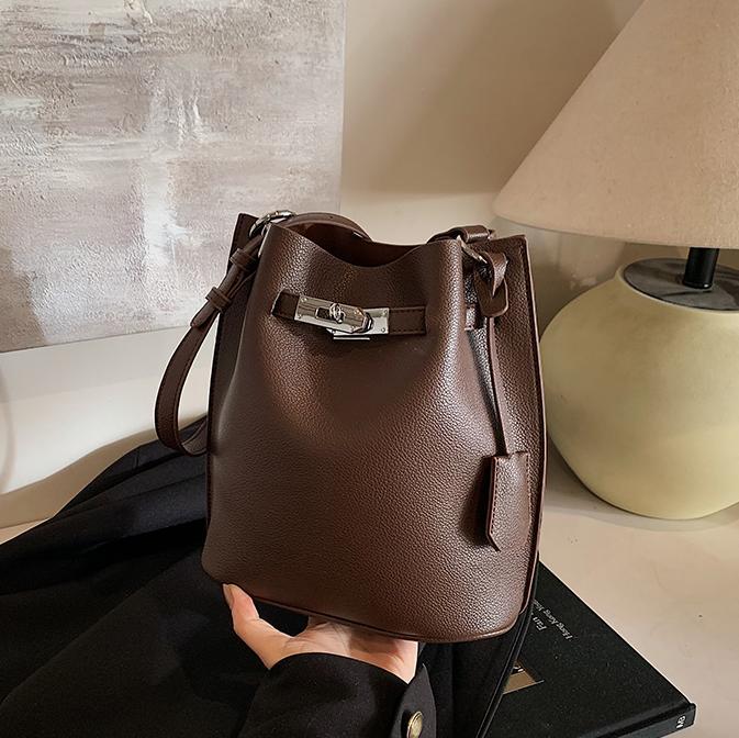 Bolsa de balde de invierno para mujeres, nuevo tipo de bolso de transporte público, bolso retro de hombro único, bolso de brazo de alta calidad, bolso de mujer casual