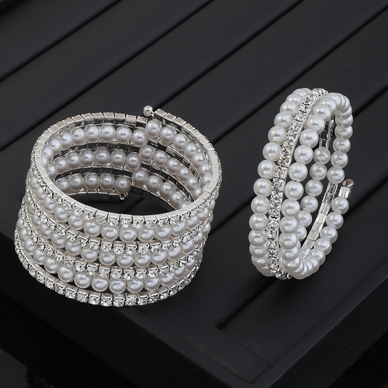 Fashion Geometric Alloy Diamond Women's Bracelets display picture 4