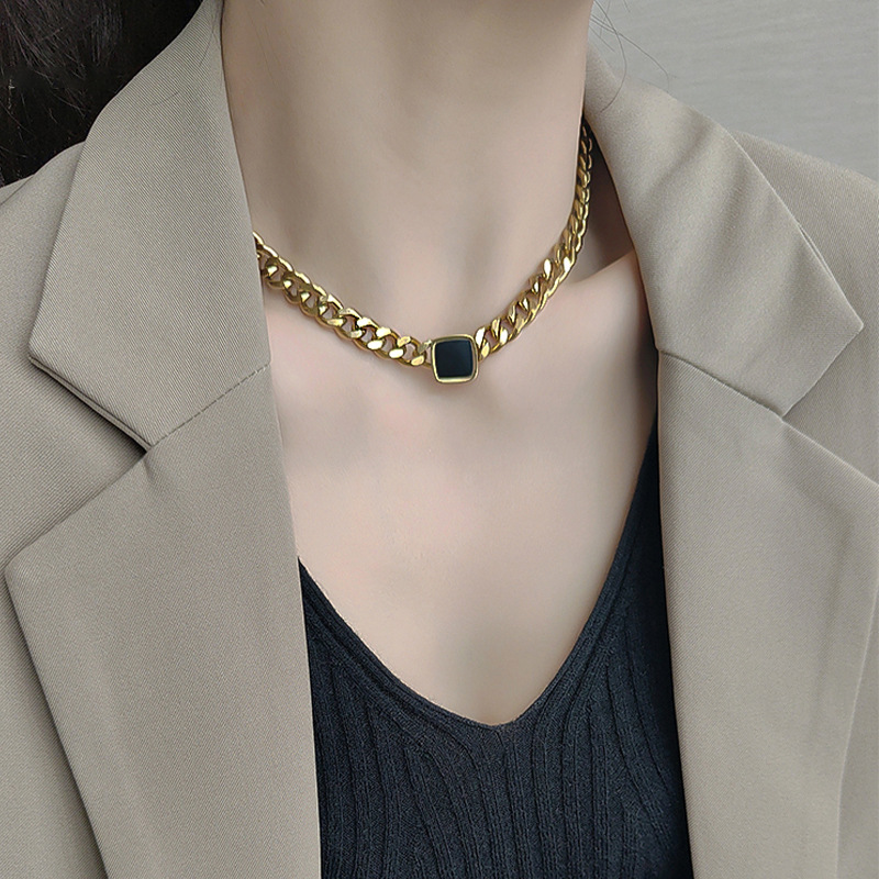 Style de créateur, personnalité exagérée, collier à chaîne épaisse en acier titane, bracelet à chaîne de clavicule carrée noire polyvalent de niche_voghion.com