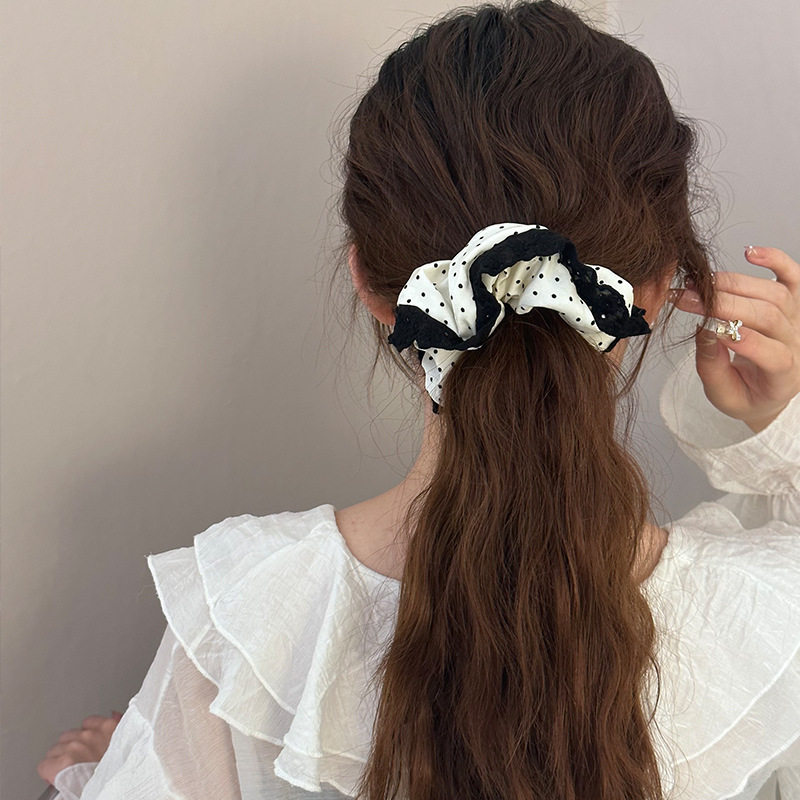 Scrunchie vintage a pois con bordo in pizzo per chignon_voghion.com