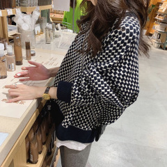 新しい白黒の格子のニットの長袖のニットのネットの赤い怠惰な風のゆったりしているセーターの女性は頭をかぶせて秋冬を着ます。
