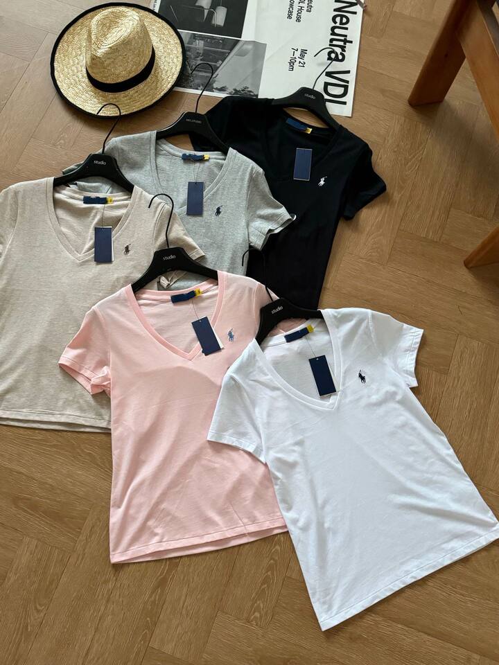 Áo thun nữ cotton tay ngắn cổ chữ V vai đứng thêu logo ngựa nhỏ, form rộng tôn dáng — Màu hồng, Màu trắng, Màu yến mạch, Xanh lá cây