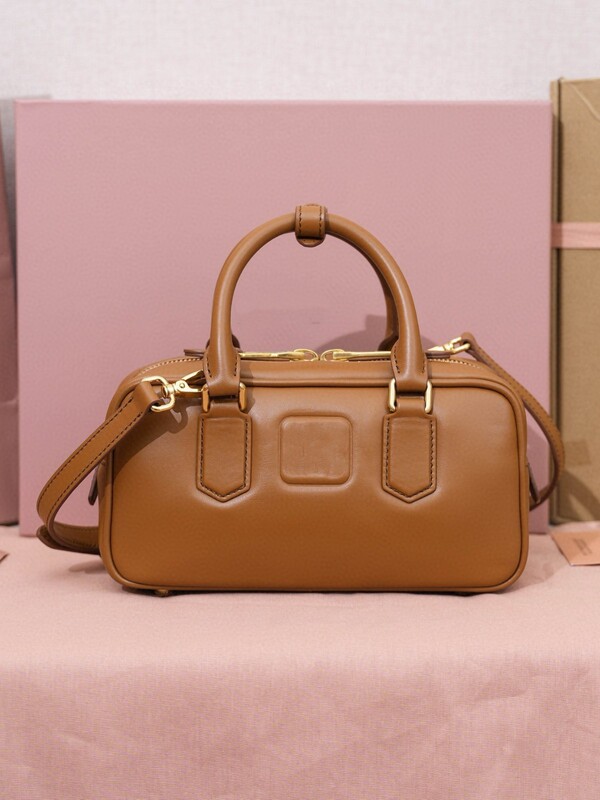 オリジナルレザー miu 新しいボウリングバッグプリーツ miu トートバッグシングルショルダークロスボディレディースバッグホーボーポータブル小さなスクエアバッグ|undefined