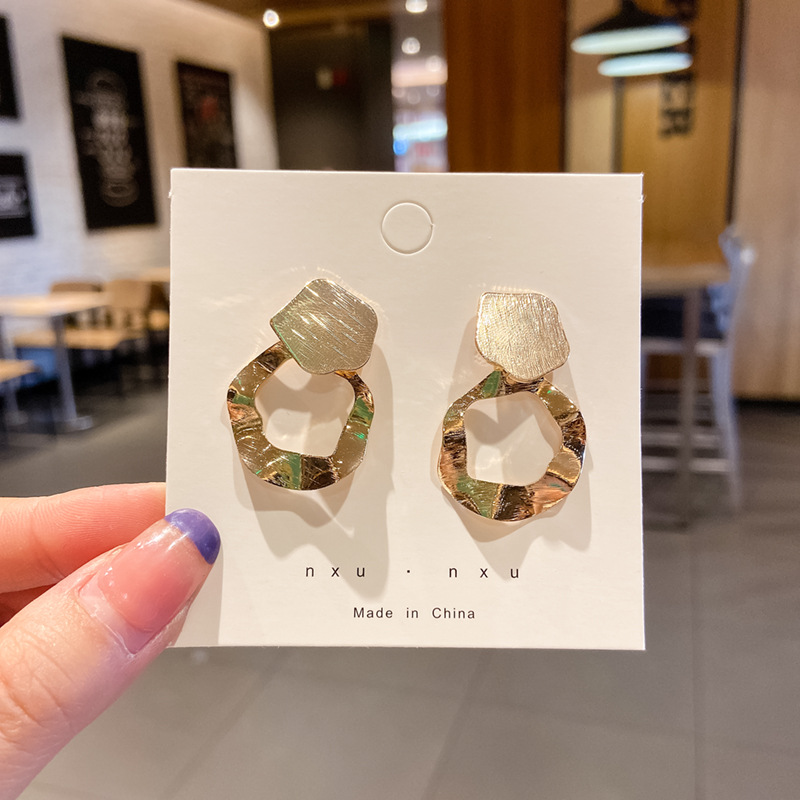 Pendientes de borla simples de Corea del Sur Pendientes de perla de imitación de temperamento de lujo ligero de nicho de alta gama Pendientes de puesto femenino al por mayor