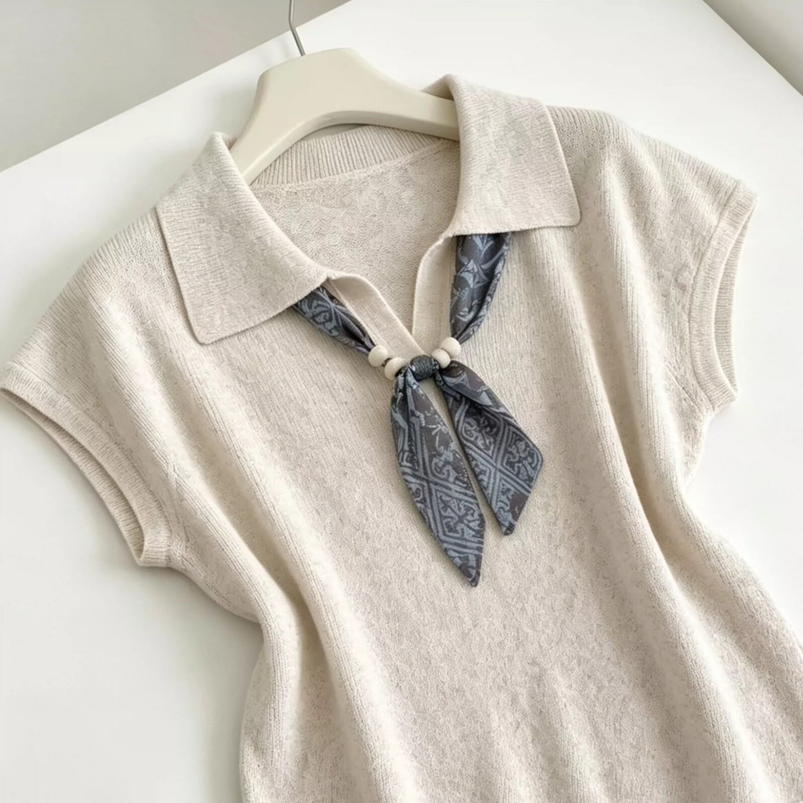 Áo thun nữ cổ polo phối khăn lụa tay ngắn bay nhẹ — màu be chi tiết 1