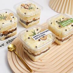 ケーキの箱の包装箱の小さいティラミスのムースのデザートの使い捨ての包装のクリームの四角形の透明な木の糠のコップ